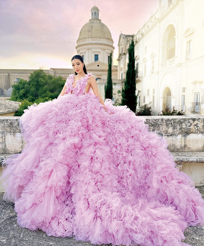 第二日派对，她穿上伦敦设计师Millia的大型纱裙，粉红色伞形裙襬感觉华丽梦幻，跟身后的古堡互相辉映。