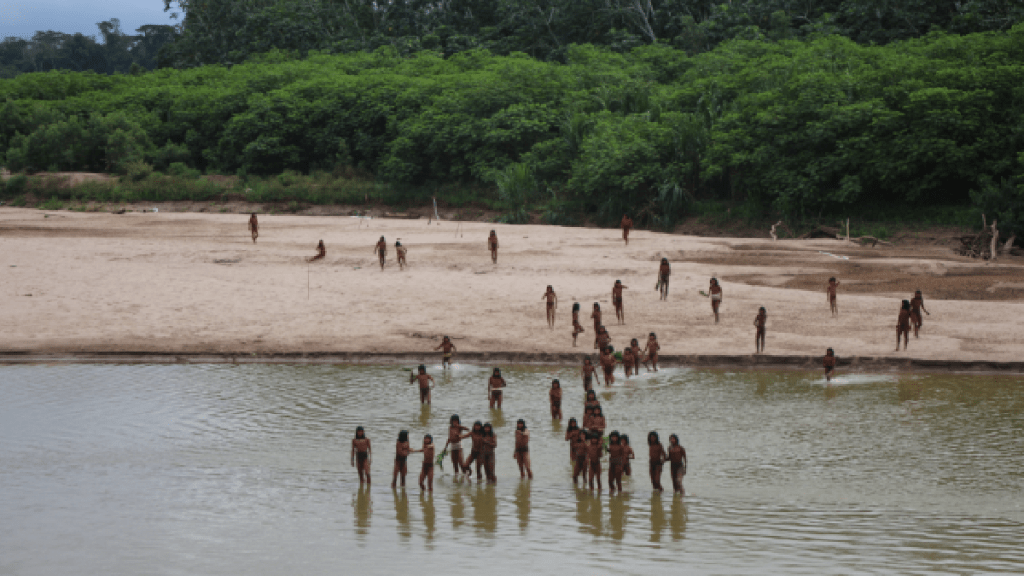 大批原始部落族人現身河岸。（路透社）