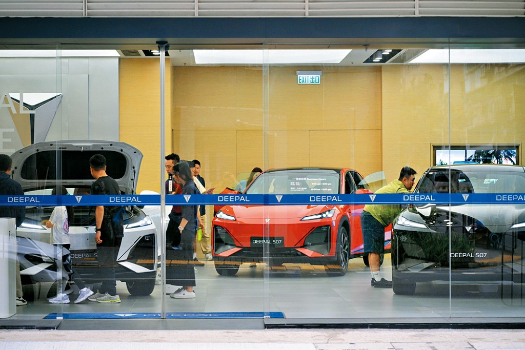 汽車及汽車零件類別，受惠於3月電動車首次登記稅寬減政策有較顯著升幅，預期5月起將逐步回落。