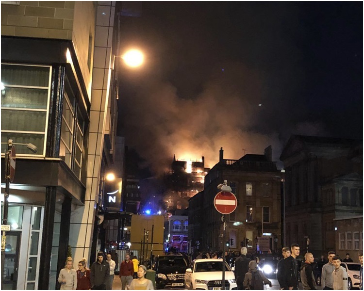 照片顯示大樓天台陷入一片火海。AP 