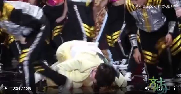 Lay重摔落地後即強撐起身。