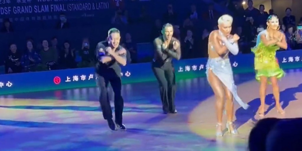 世界体育舞蹈大赛上的拉丁舞名家也大跳「科目三」。影片截图