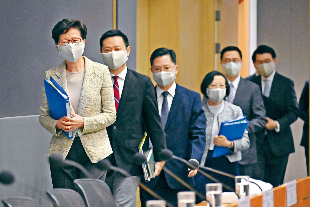 林鄭月娥宣布放寬防疫措施,並向市民派發可重用口罩。