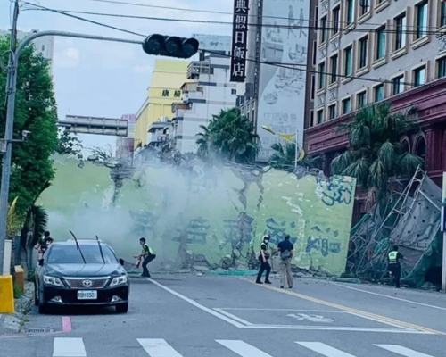 花蓮正在清拆中的酒店倒塌,暫未有傷亡報告。網圖