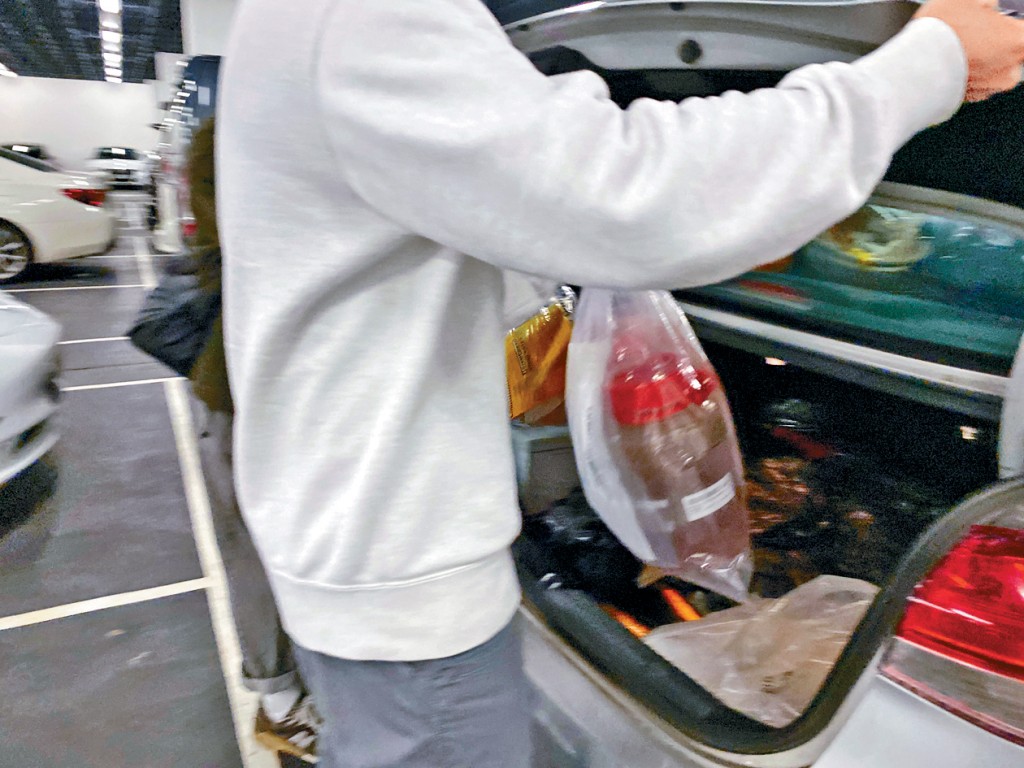 法醫為兩嬰驗屍後，探員檢走證物，包括兩個懷疑涉案的玻璃樽，樽內仍裝有啡黃色液體。