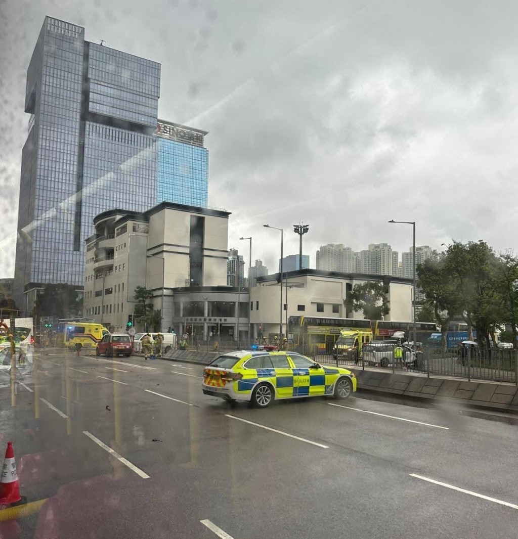 警員到場調查。fb「突發馬路車cam大全」圖片 警員到場調查。fb「突發馬路車cam大全」圖片