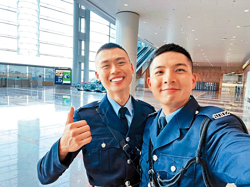 阿庭（右一）於去年7月1日香港回歸紀念日參與灣仔金紫荊廣場升旗儀式的護旗方隊。