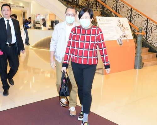 楊受成夫婦現身養和時，一度被誤來探劉德華病。