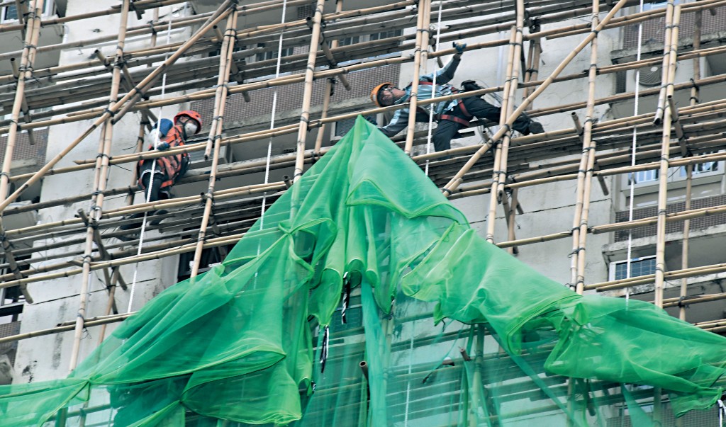 发展局宣布，所有正进行大维修的楼宇若外墙有棚网，必须即时下架，并停止外墙工程。