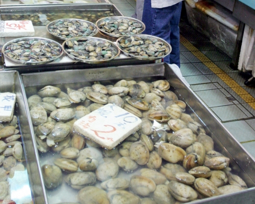 食安中心於街市等抽取食品作檢測。資料圖片