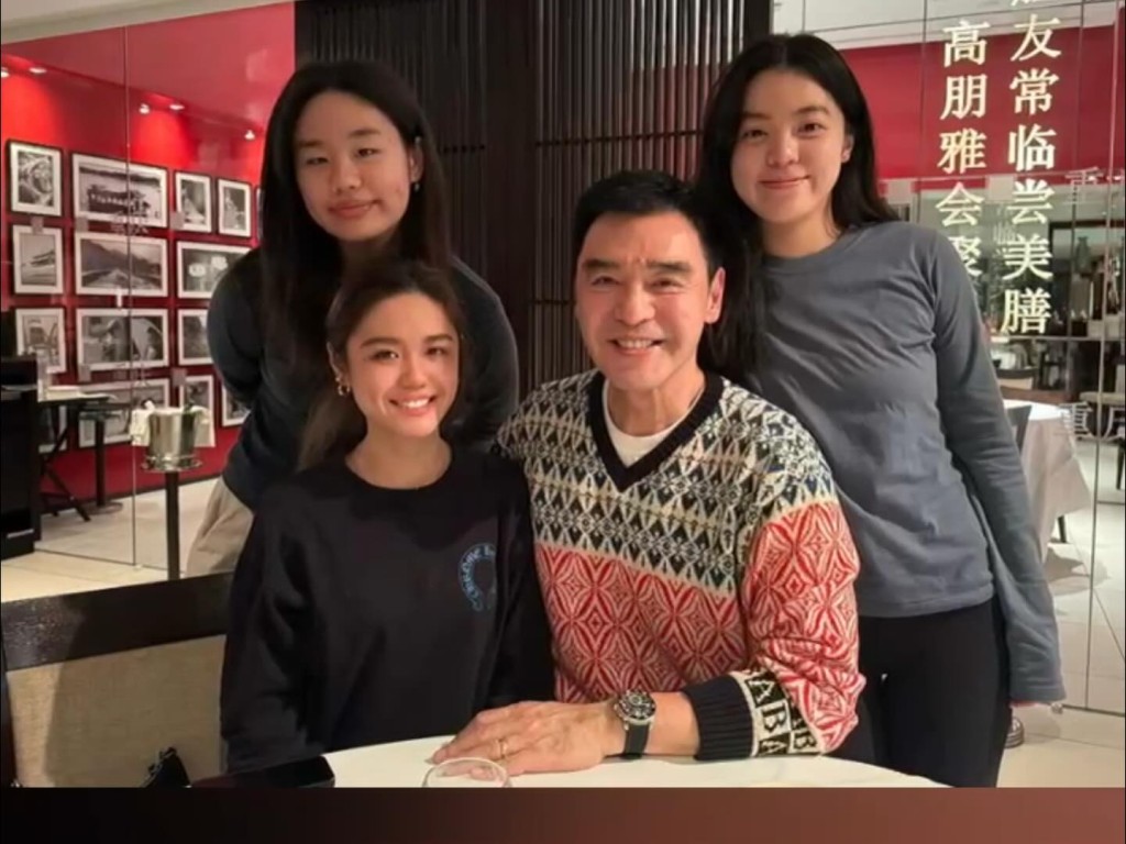 锺镇涛获三个女儿陪伴。