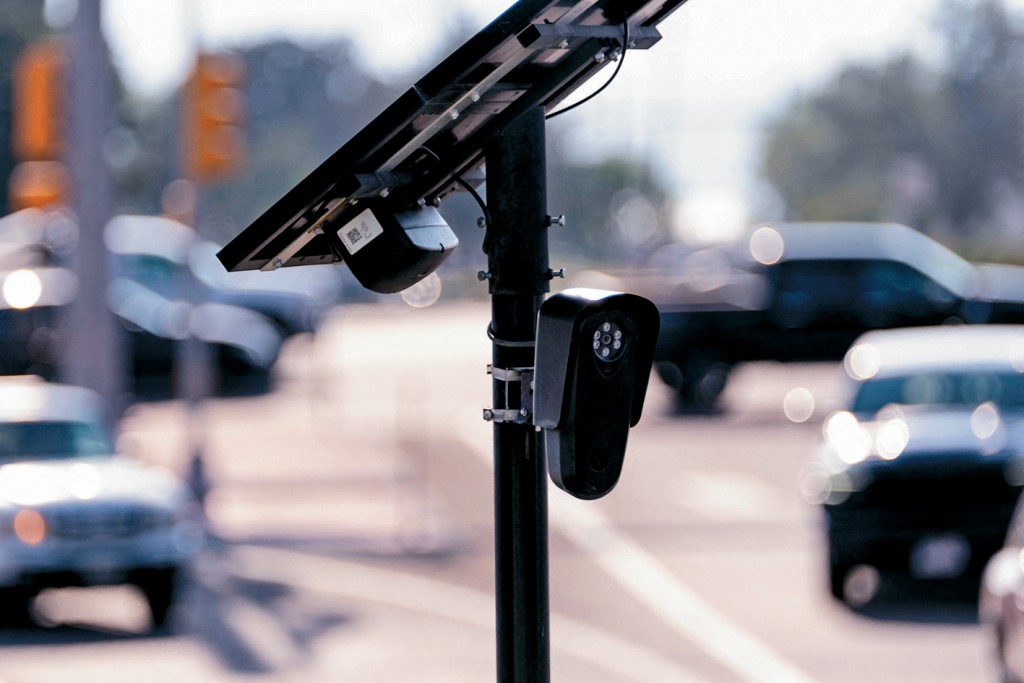 科罗拉多州公路上的Flock Safety摄影机。