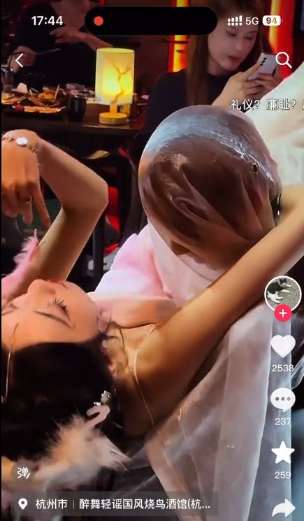 杭州有酒吧被質疑提供擦邊舞服務。抖音