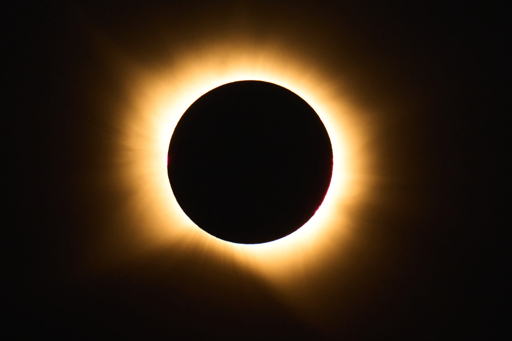 2026年8月12日星期三，在西班牙中部贝兰加德杜罗观测到日全食。美联社