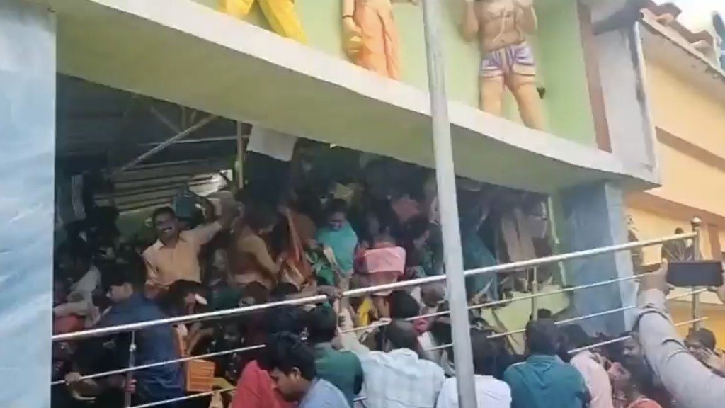 印度教信眾迫爆文卡特斯瓦拉神廟（Venkateswara Temple）釀人踩人。 X@jsuryareddy 