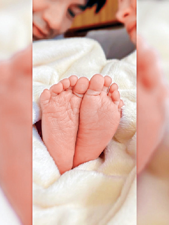 ■羅仲謙昨日分享初生BB的腳仔相片。  網上圖片