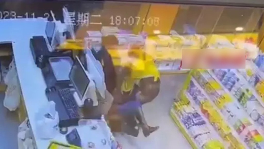 楊女被黃衣女打至倒地。影片截圖