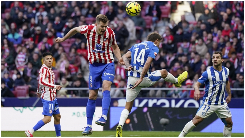 中锋阿历山大索洛夫身高达1.93米，经常在空中争夺占优。REUTERS