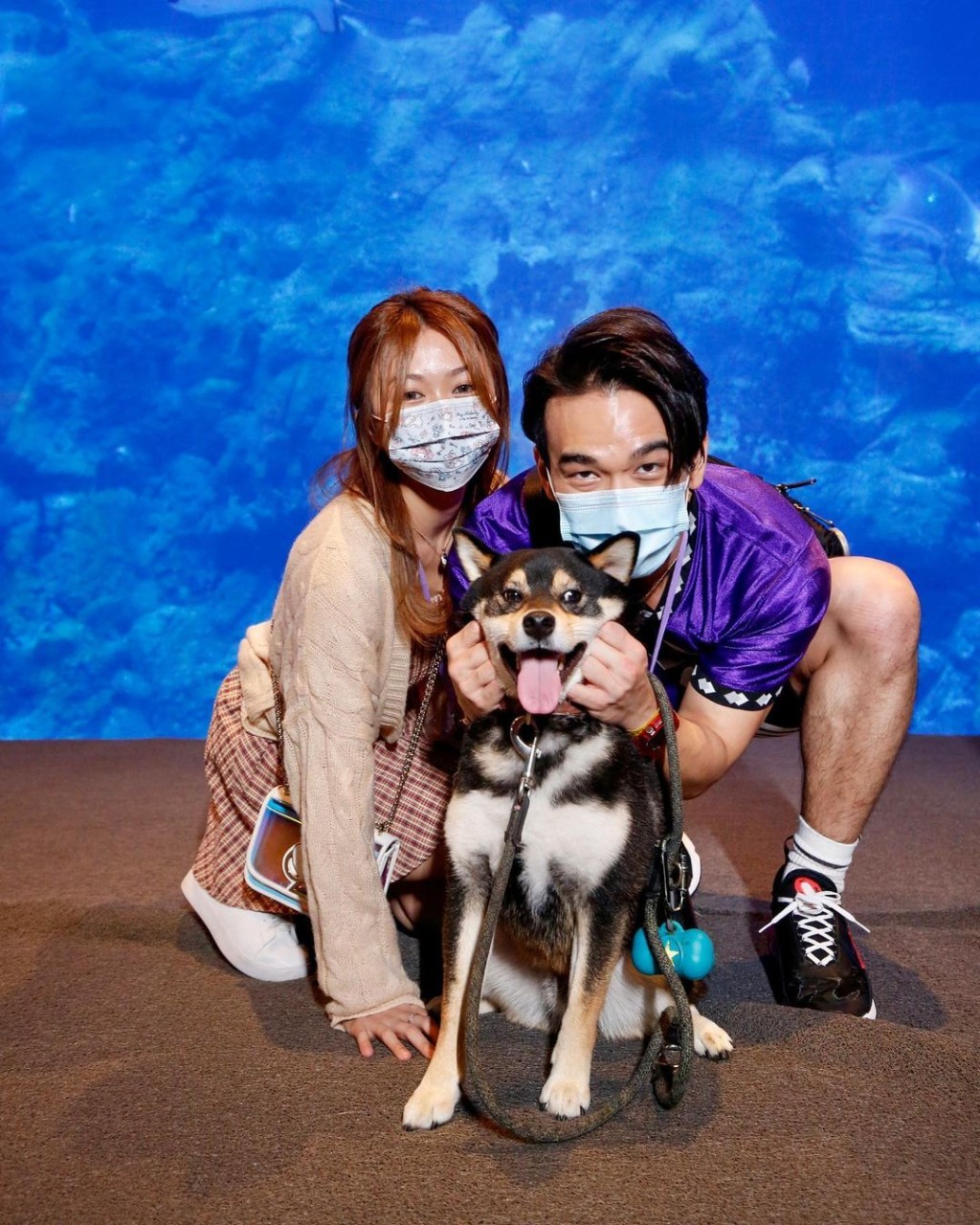 Andrew與Hailey經常湊住愛犬周圍去。