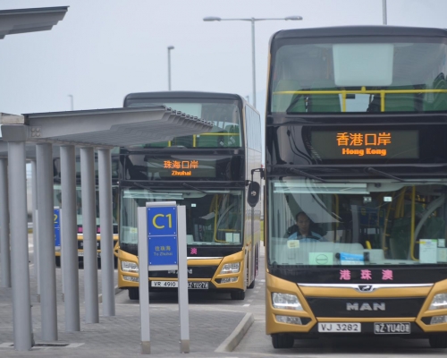 傳媒獲安排乘坐金色雙層車身的港珠澳大橋穿梭巴士。