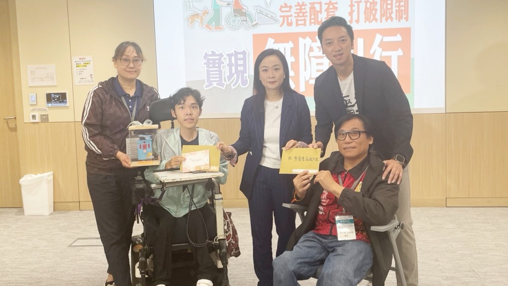 多名殘疾人士與陳凱欣（後排右2）呼籲社會及政府關注「無障礙出行」的迫切需要。任朗僖攝