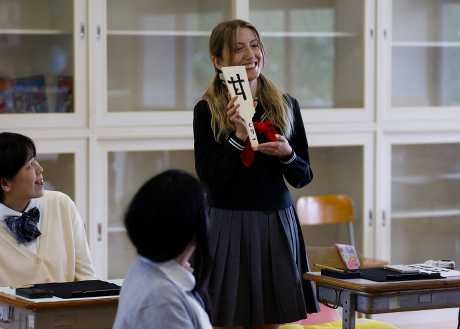 參加體驗活動的外國遊客展示自己寫的毛筆字。 路透社