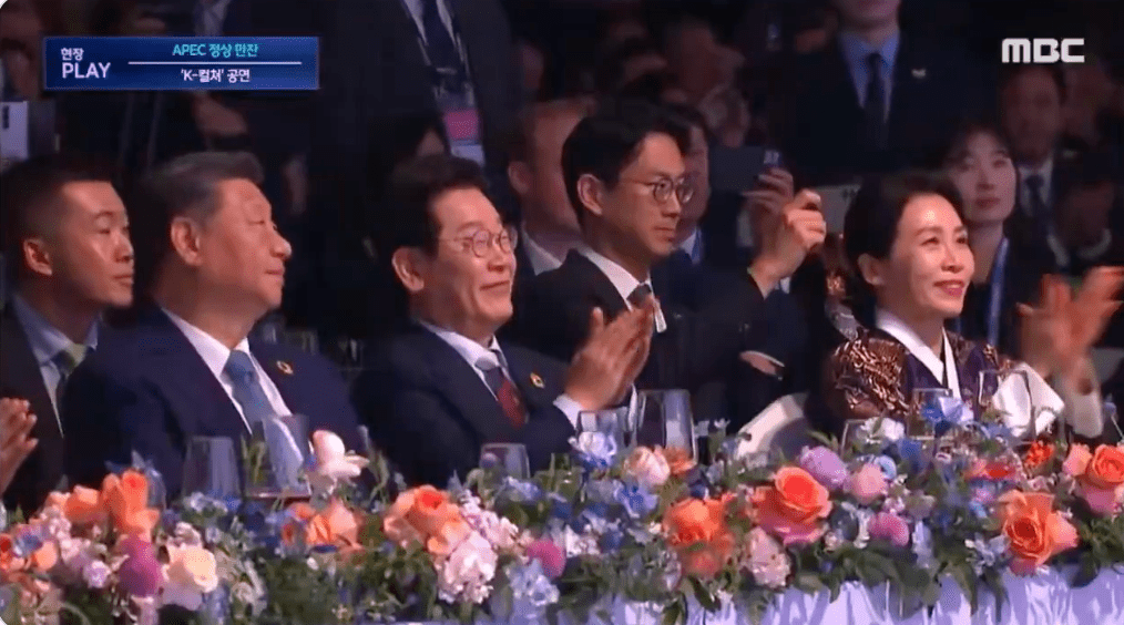 習近平在晚宴上被安排坐在李在明旁。X@gdragon_japan 習近平在晚宴上被安排坐在李在明旁。X@gdragon_japan