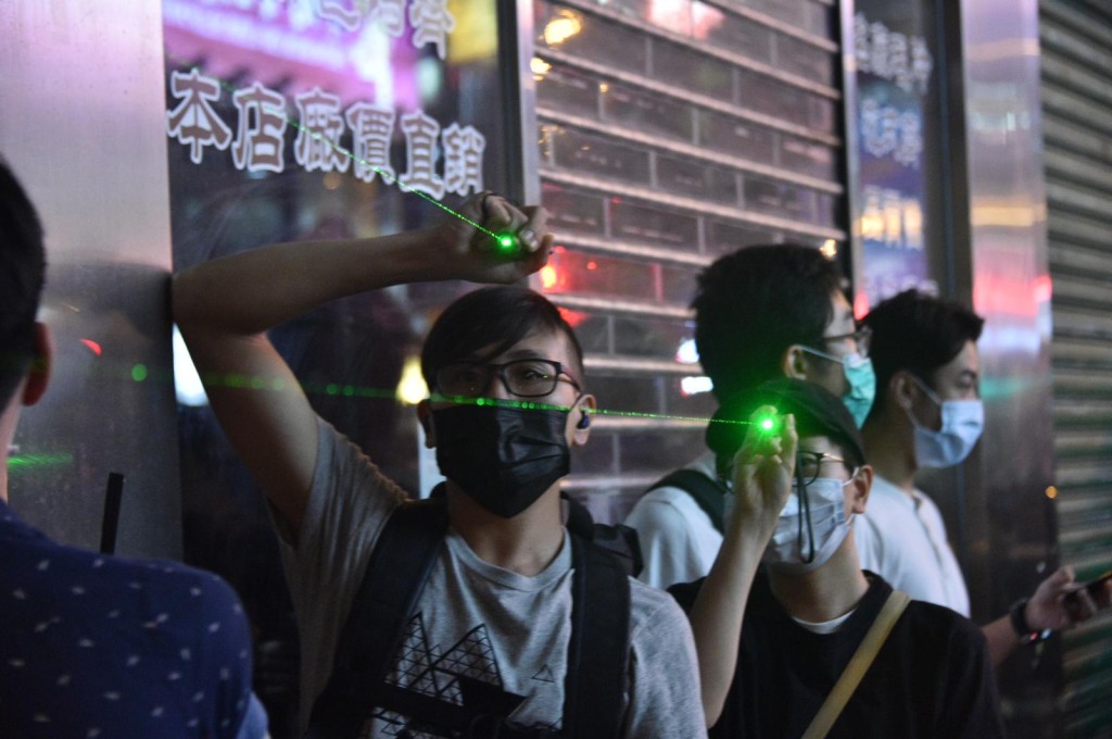 示威者走出彌敦道及太子道西