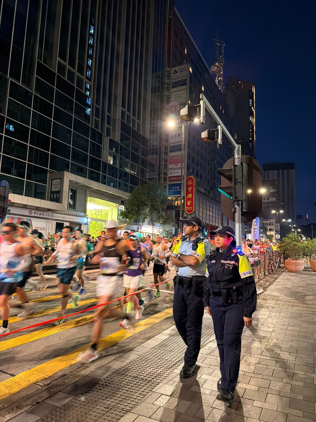 林芳庭(右)投身輔警工作逾18年,多次參與大型活動的人群管理工作,包括早前的渣打馬拉松。 林芳庭(右)投身輔警工作逾18年,多次參與大型活動的人群管理工作,包括早前的渣打馬拉松。