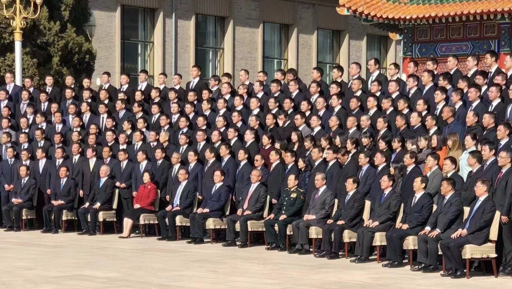 李克强日前携十三届国务院全体班子成员在北院与工作人员拍摄「毕业照」。 