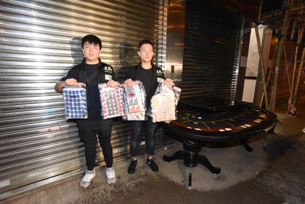 警方展示檢獲的證物。