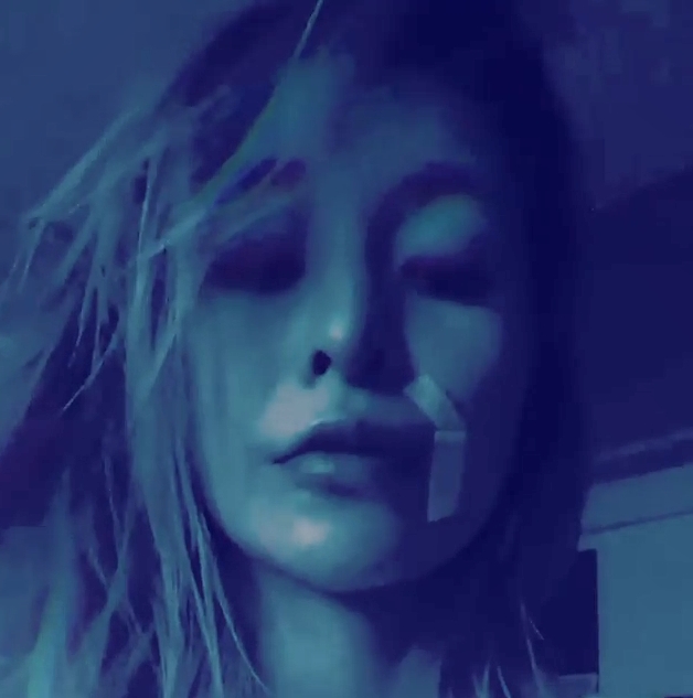 蕭亞軒上載短片，狀態似乎不佳。