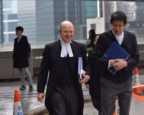 主控英國御用大律師David Perry(左)。