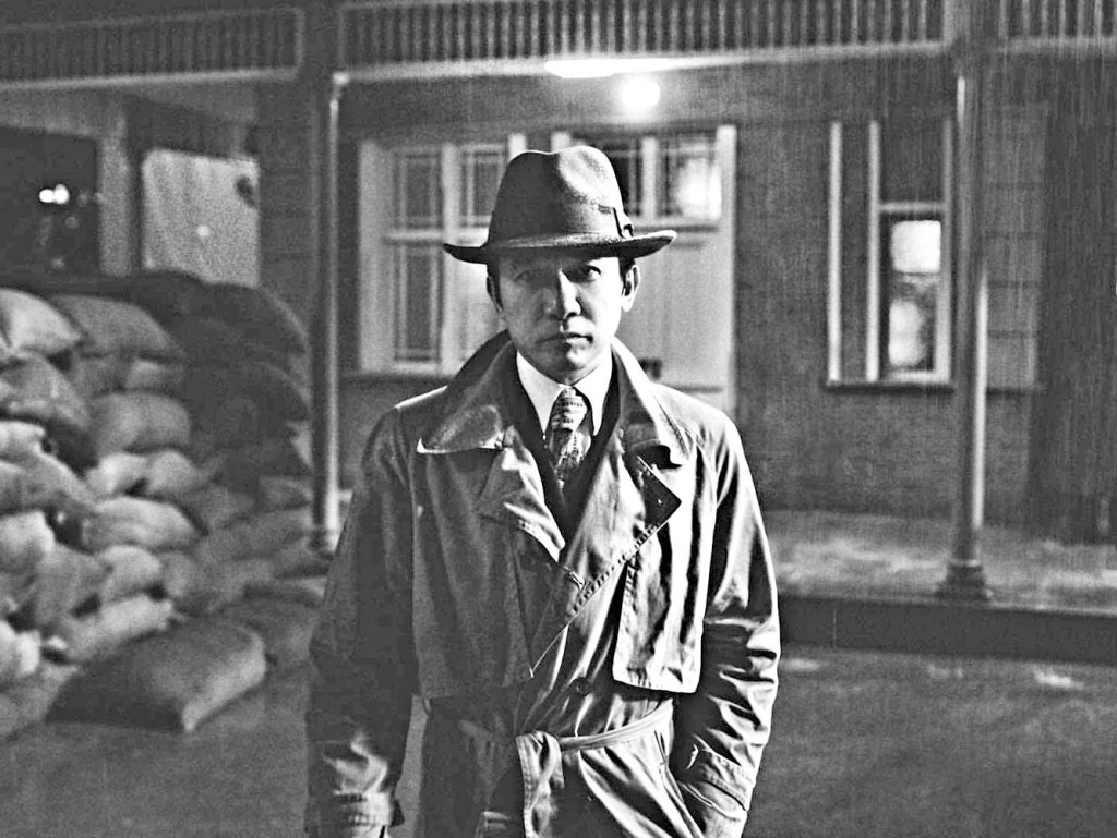 伟仔在《无名》中，一身干湿褛绅士帽甚有型！