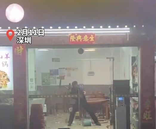 深圳有保安醉酒後瘋狂破壞飯店。