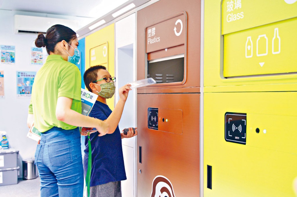 ■市民可登上智能回收车，体验将回收物放入智能回收箱。