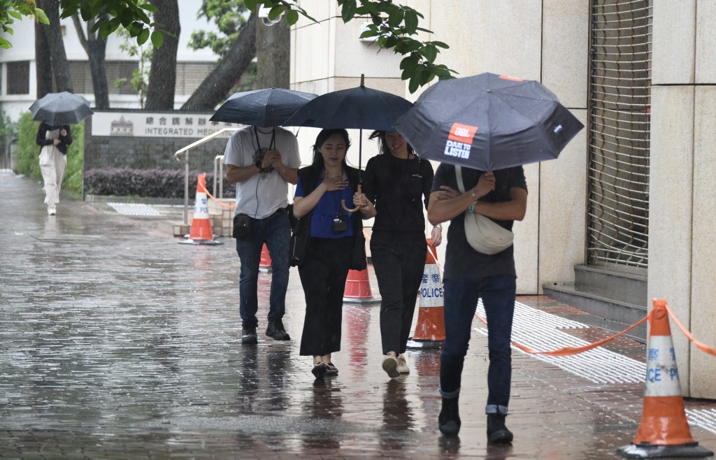 天文台发出特别天气提示，指过去一小时，本港多处录得超过20毫米雨量。何君健摄