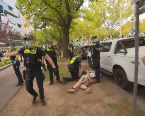 警察向示威者噴灑胡椒噴霧劑並逮捕多人。網圖