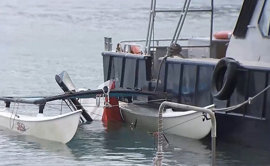 水警輪拖走肇事雙體帆船。