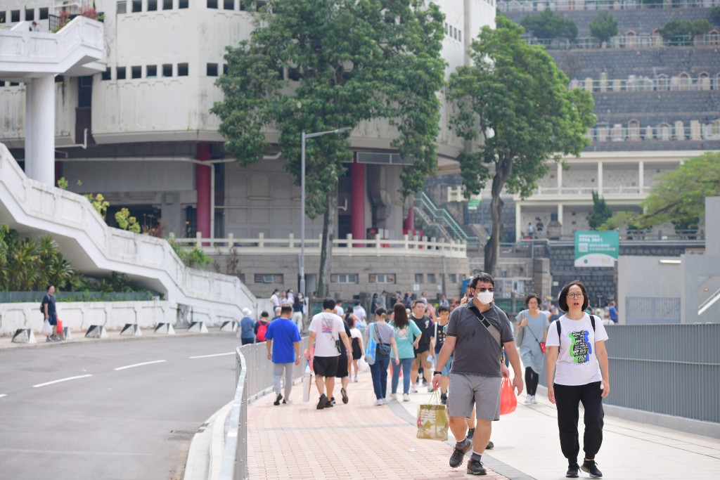 不少市民前来拜祭。欧乐年摄