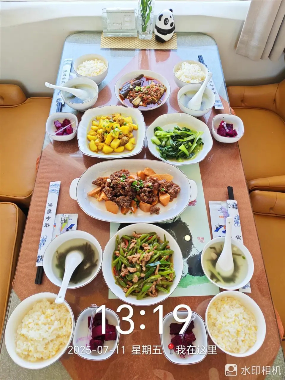 有旅行社透露,片中的餐食其實是擺拍道具。極目新聞 有旅行社透露,片中的餐食其實是擺拍道具。極目新聞
