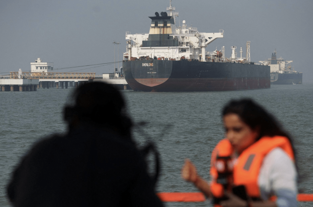 长阿拉格齐早前宣布向所有商船开放霍尔木兹海峡，但随即遭到国内国家支持媒体的猛烈抨击。路透社