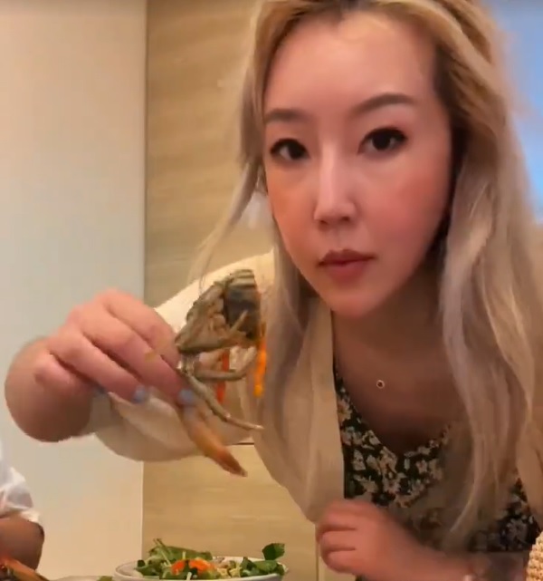 西西在鏡頭前享用生醃海鮮。（影片截圖）