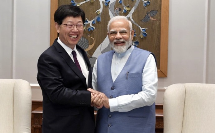 印度总理莫迪2月28日接见鸿海科技集团（富士康）董事长刘扬伟。