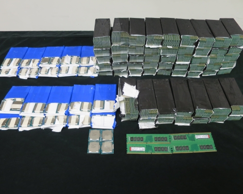 搜出的走私電腦用品。新聞處圖片