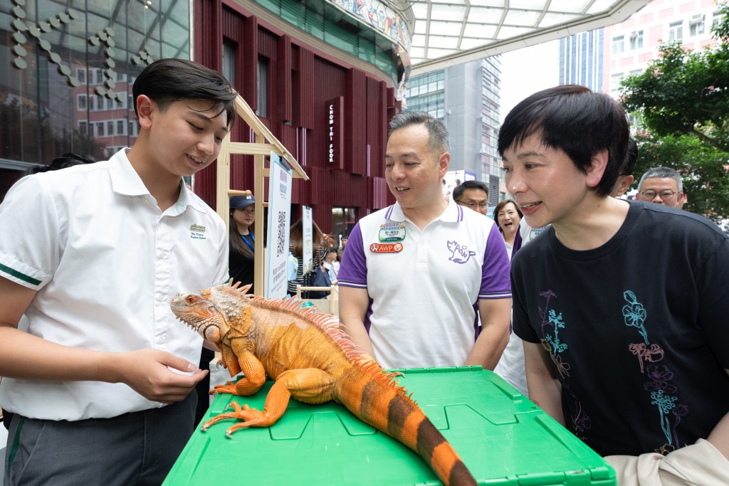 「寵愛閣」學校學生向嘉賓講解照顧動物的心得。 「寵愛閣」學校學生向嘉賓講解照顧動物的心得。