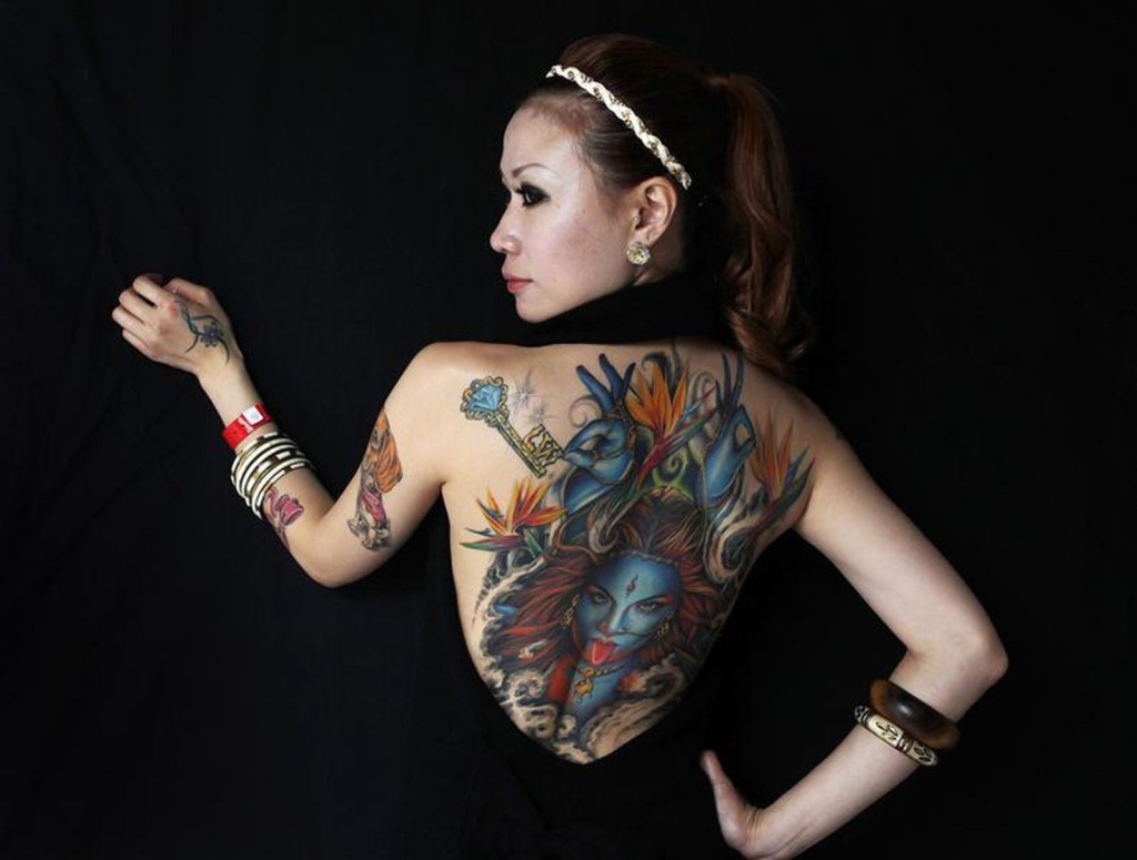 台北一女子展示背上紋身。路透社
