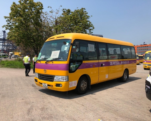 學童車慢駛抗議。