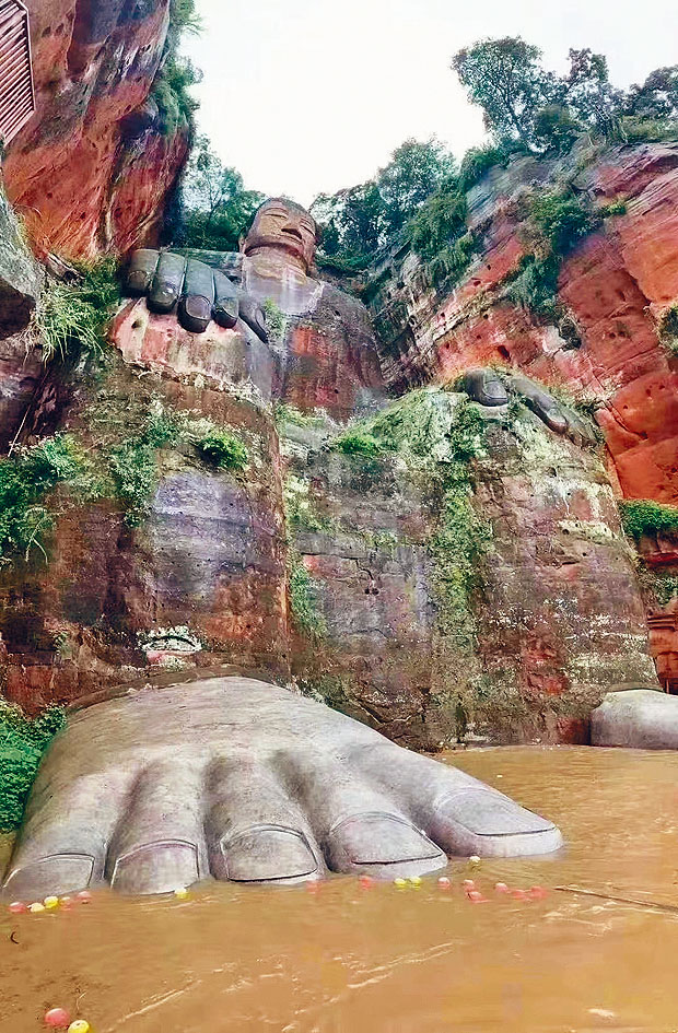 樂山大佛的腳被洪水淹過。