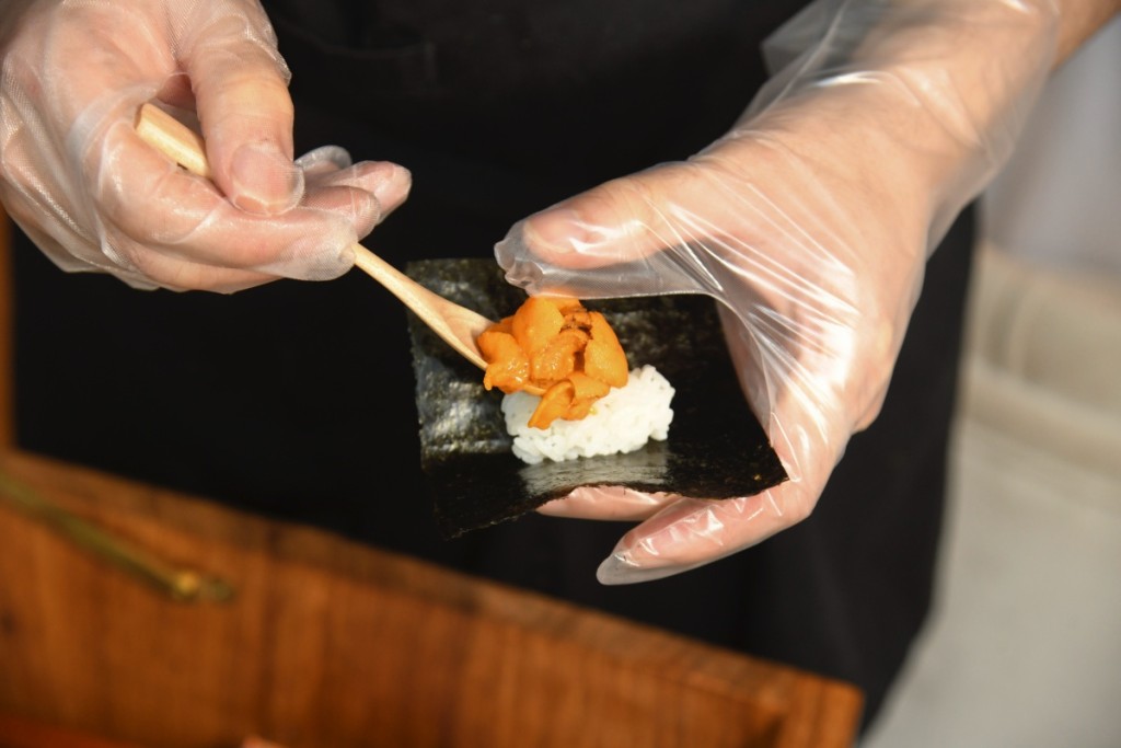 Handroll Trolley是將西式餐車上面放置新鮮食材，即席為客人炮製日式手卷。